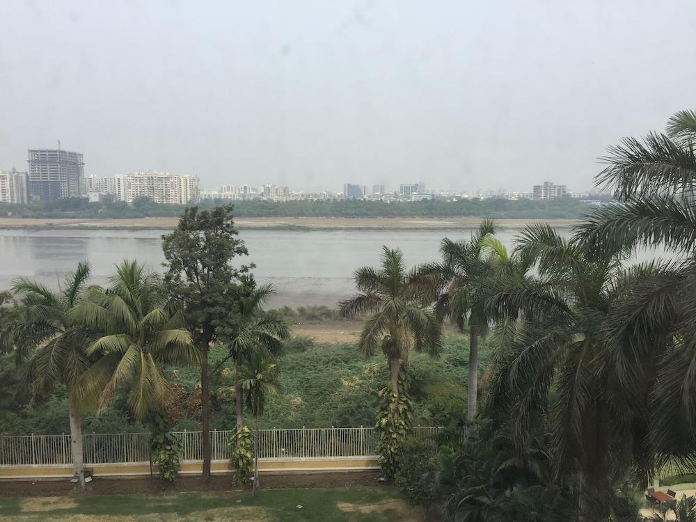 สุรัต แมริออท โฮเต็ล Hotel ภายนอก รูปภาพ