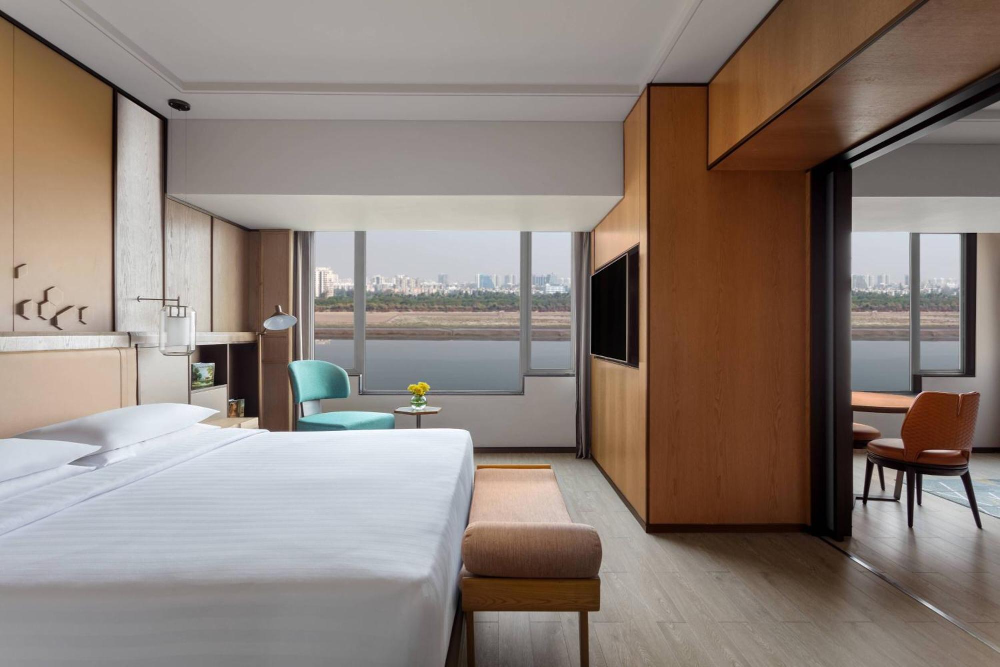 สุรัต แมริออท โฮเต็ล Hotel ภายนอก รูปภาพ