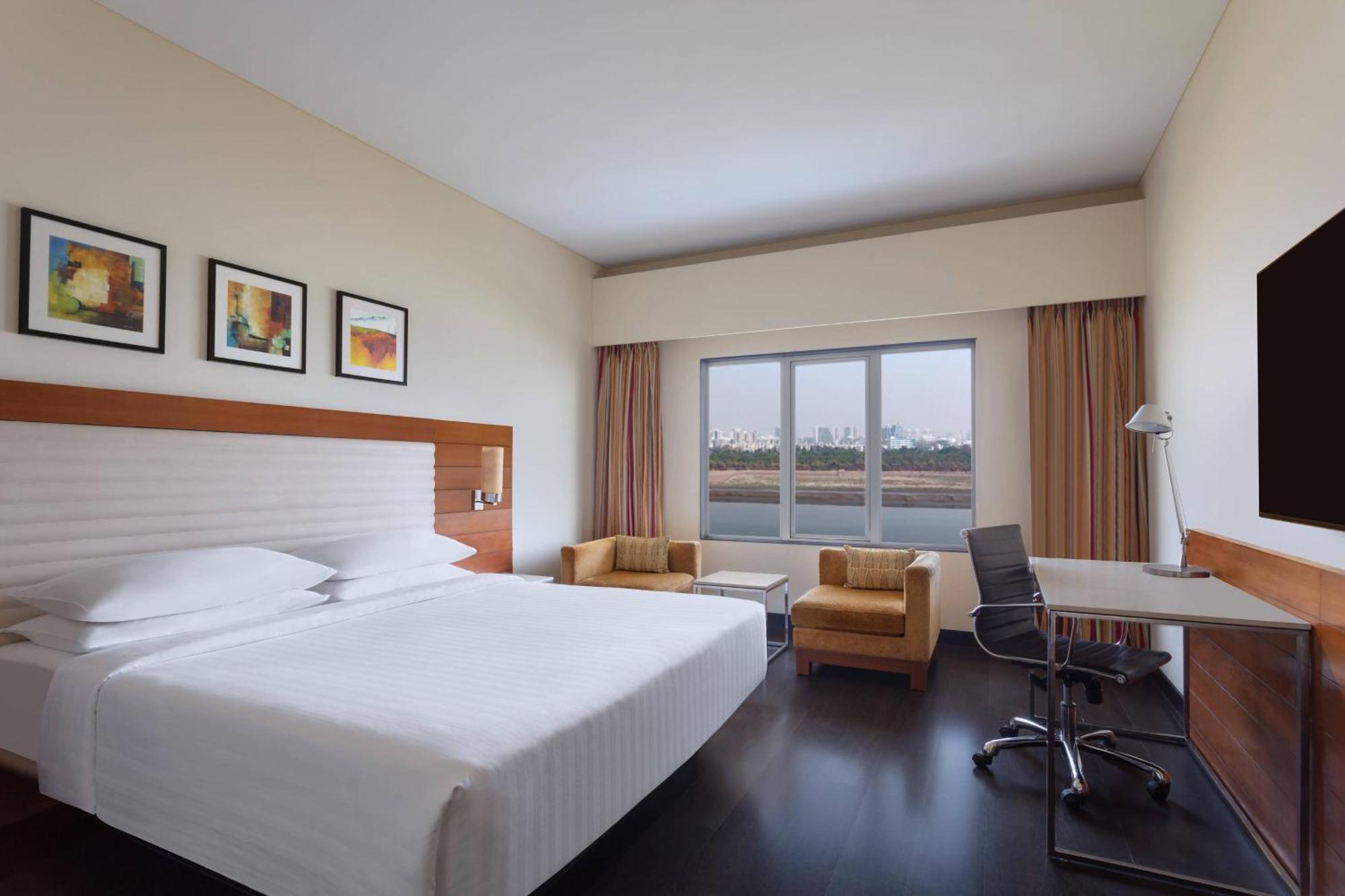 สุรัต แมริออท โฮเต็ล Hotel ภายนอก รูปภาพ