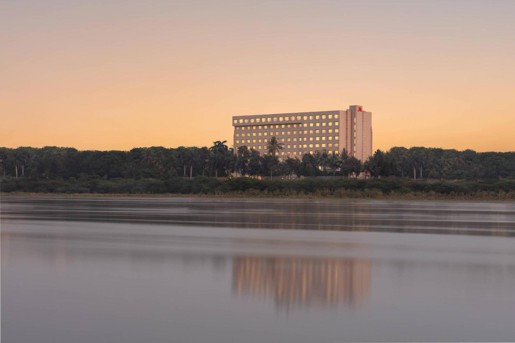 สุรัต แมริออท โฮเต็ล Hotel ภายนอก รูปภาพ