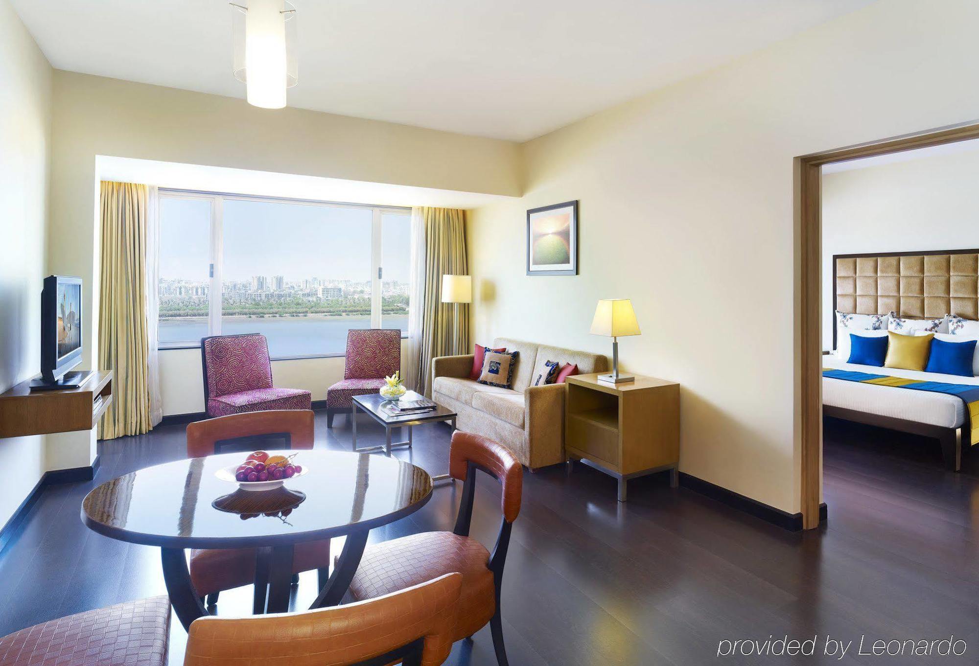 สุรัต แมริออท โฮเต็ล Hotel ภายนอก รูปภาพ
