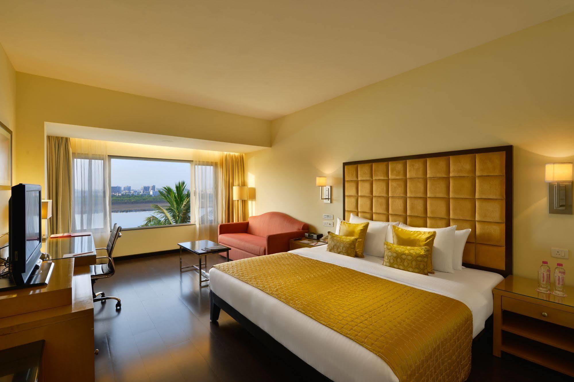 สุรัต แมริออท โฮเต็ล Hotel ภายนอก รูปภาพ