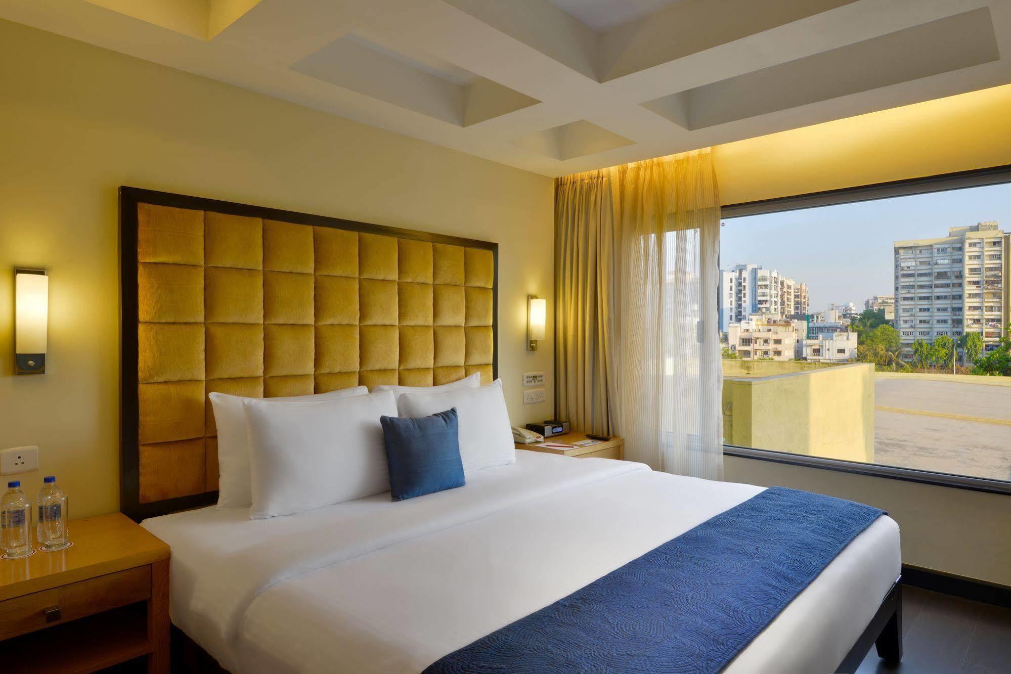 สุรัต แมริออท โฮเต็ล Hotel ภายนอก รูปภาพ